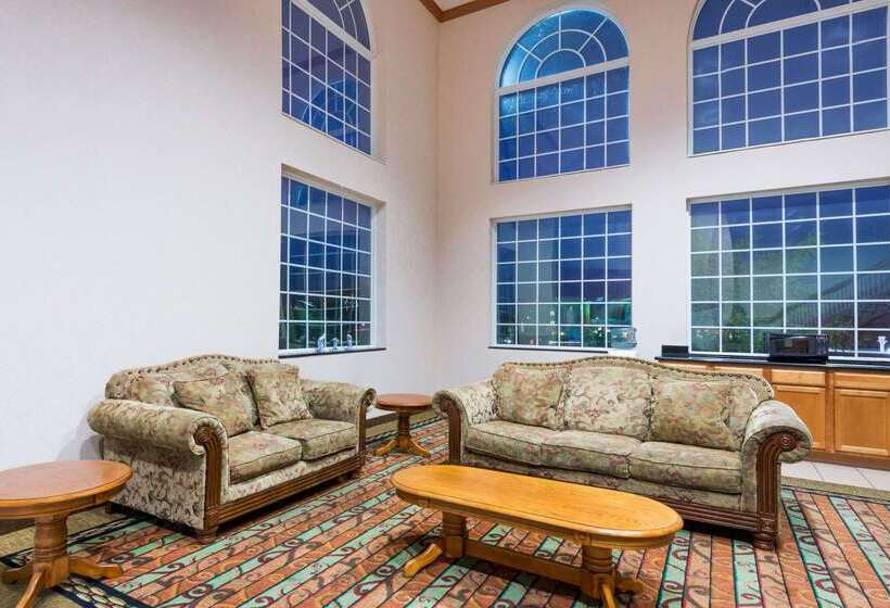 فندق Super 8 By Wyndham Harrisburg Hershey North