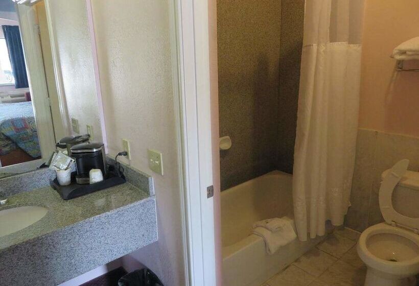 Отель Travelers Inn And Suites Liberty