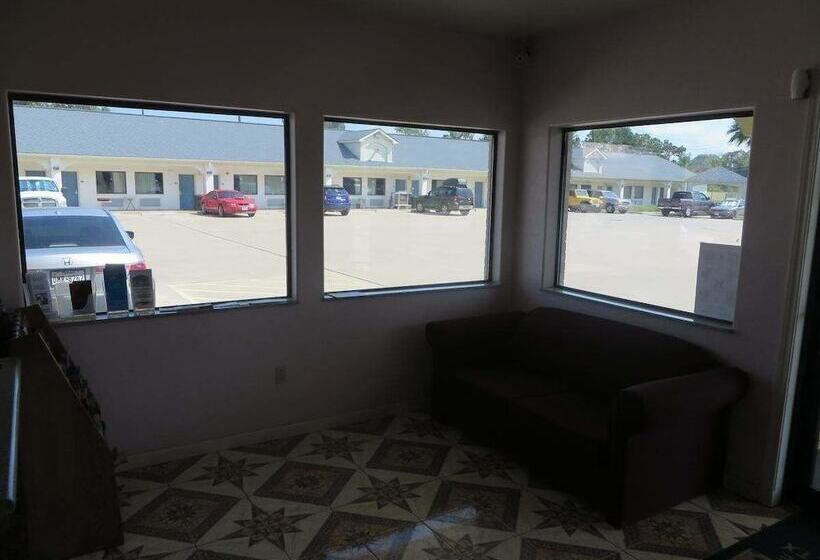 Отель Travelers Inn And Suites Liberty