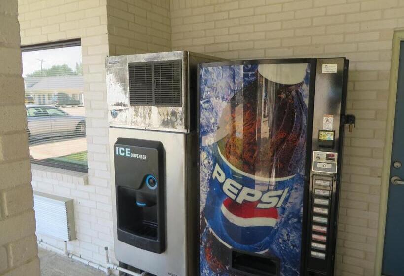 Отель Travelers Inn And Suites Liberty