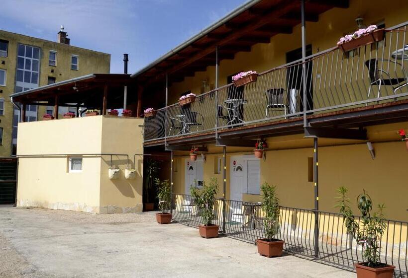 호텔 Zsófia Panzió Pápa