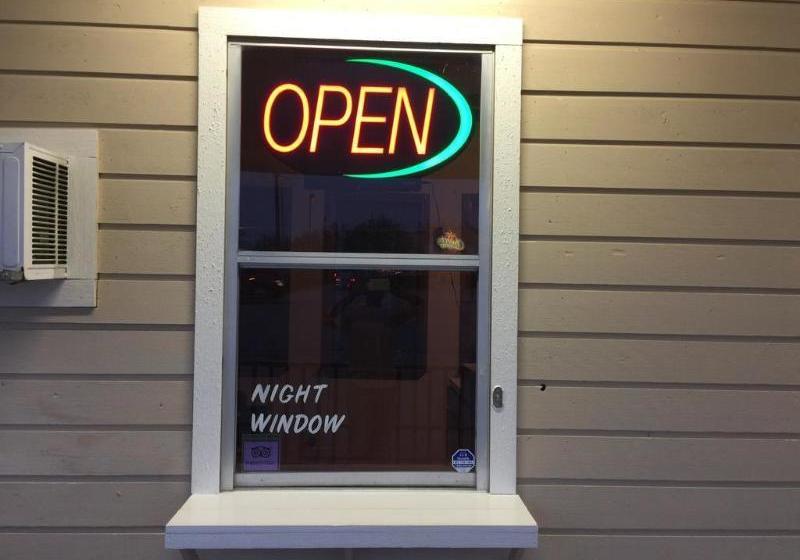 فندق على الطريق Knights Inn George West