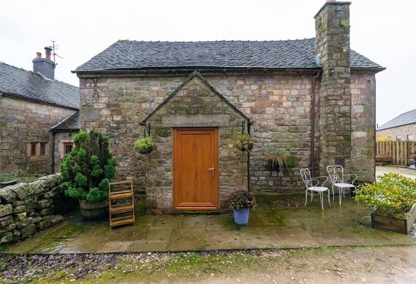 Beautiful Luxury Cottage On Lake Side, England