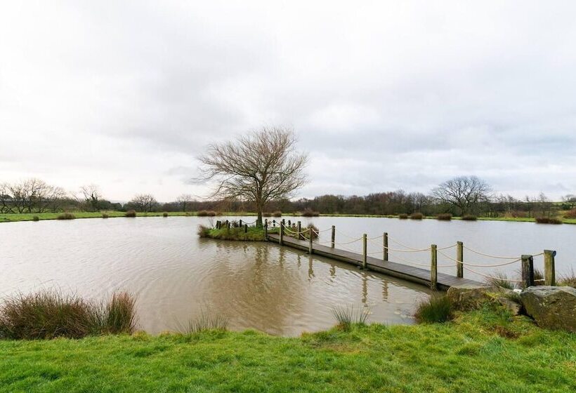 Beautiful Luxury Cottage On Lake Side, England