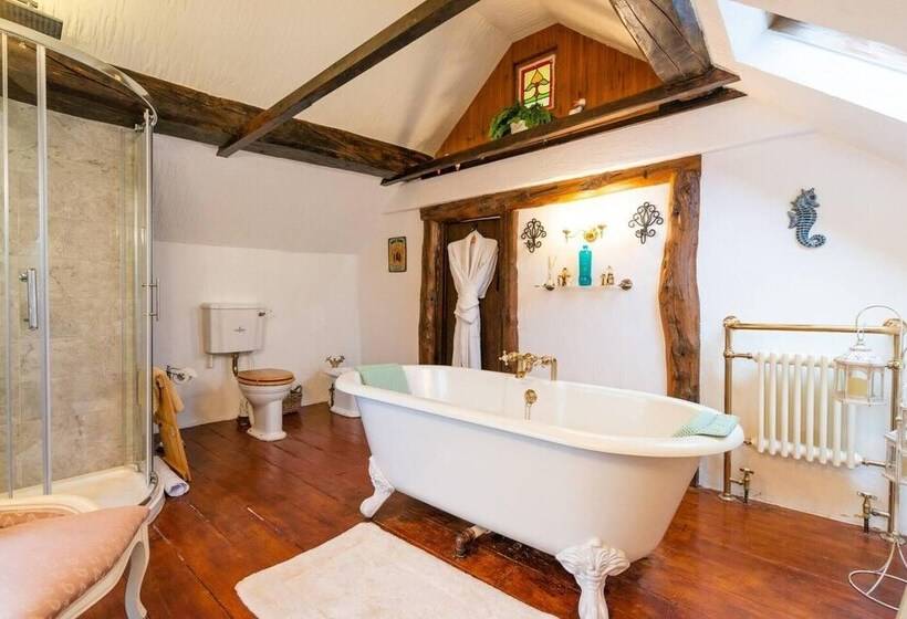 Beautiful Luxury Cottage On Lake Side, England