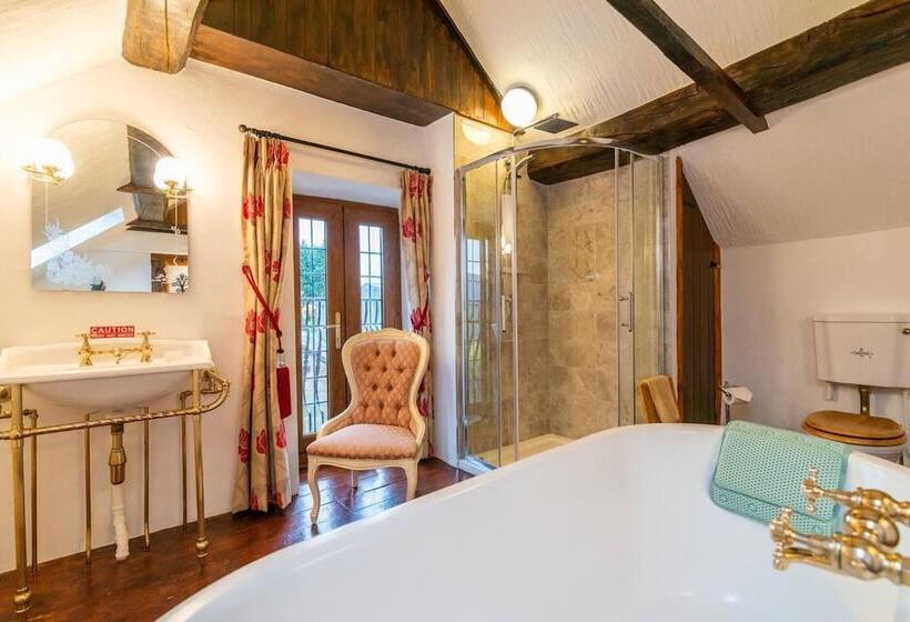 Beautiful Luxury Cottage On Lake Side, England