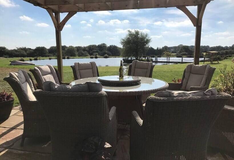 Beautiful Luxury Cottage On Lake Side, England