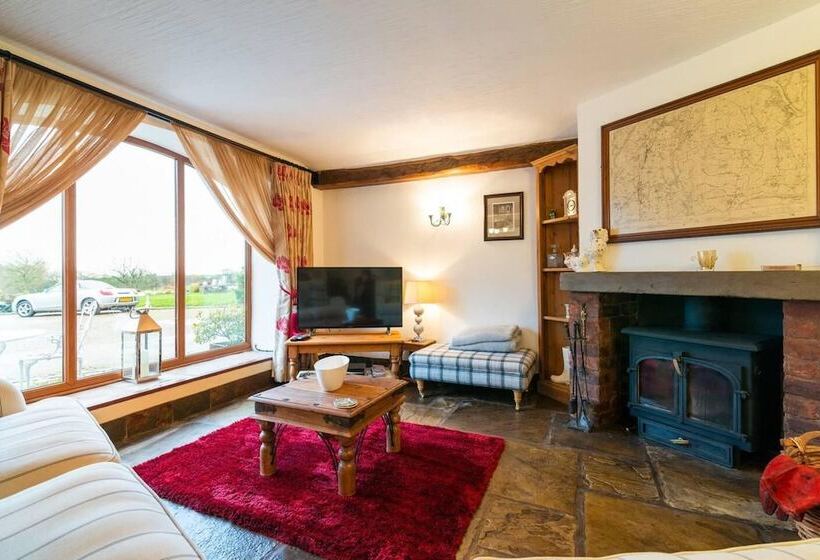 Beautiful Luxury Cottage On Lake Side, England