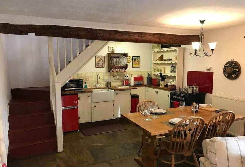 Beautiful Luxury Cottage On Lake Side, England