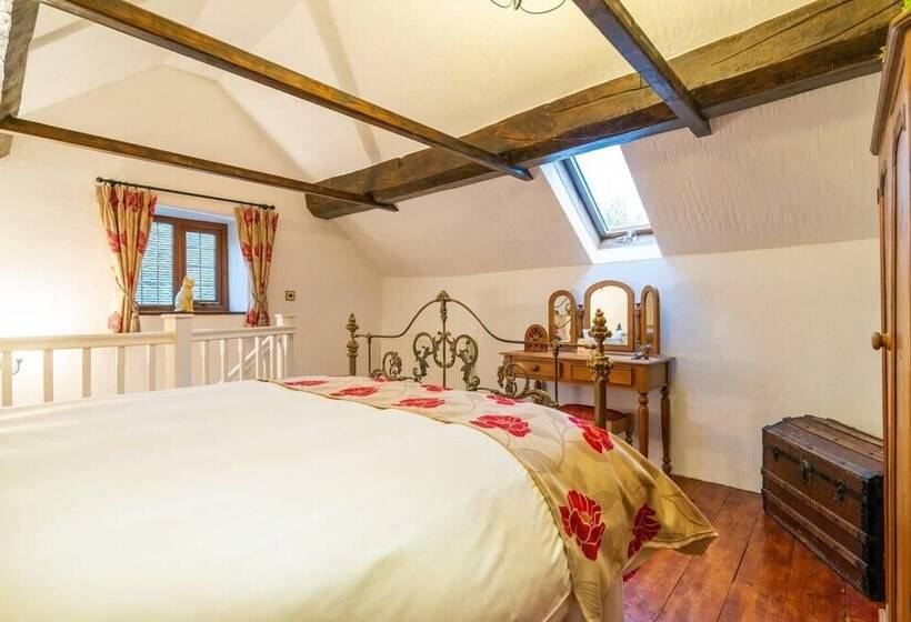 Beautiful Luxury Cottage On Lake Side, England