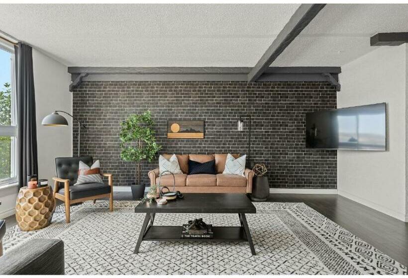 Bricks & Wood I Sleeps 8 I 10 Min To Royal Tyrell