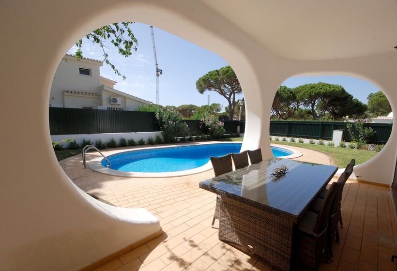 Charming 3 Bed Villa With Pool In Olhos De Agua