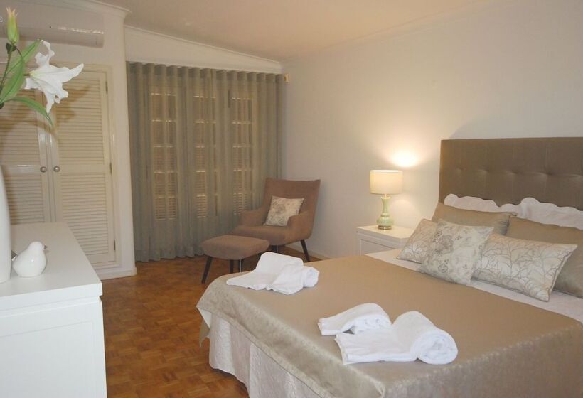 Charming 3 Bed Villa With Pool In Olhos De Agua