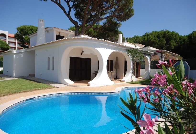 Charming 3 Bed Villa With Pool In Olhos De Agua