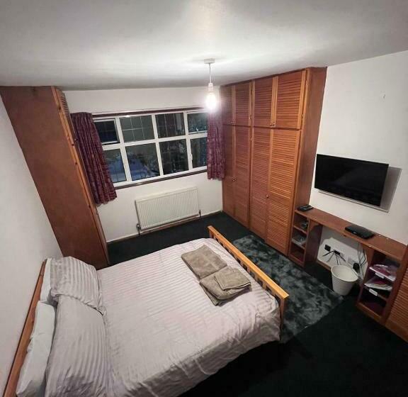 Barnet Serviced Accommodation   Elegant 5 Bedroom Home, Just A 7 Minute Stroll From High Barnet Stat