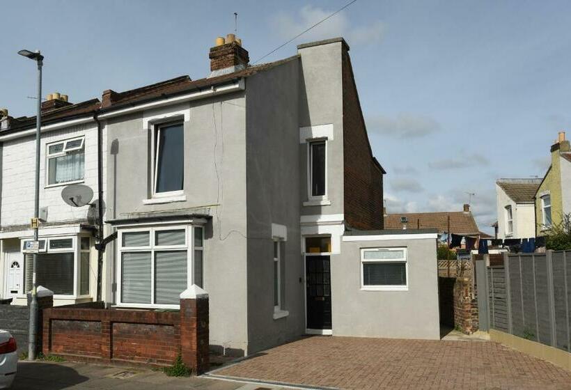 Fully Refurbed : Driveway : Hottub : Central Location