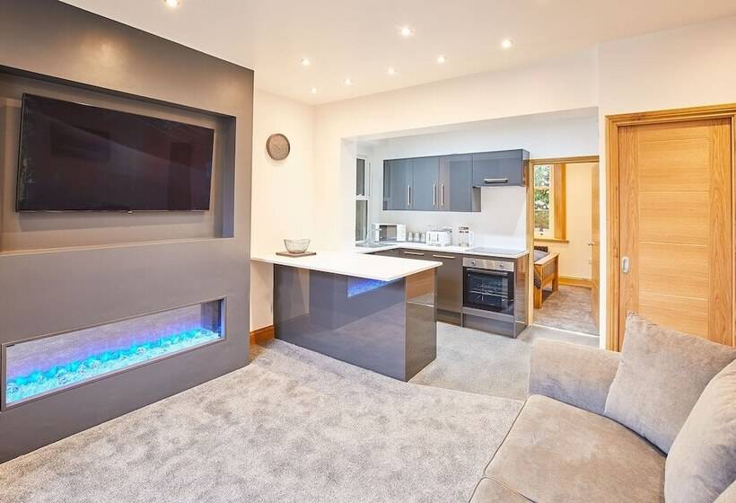 Host & Stay   Knight Retreat