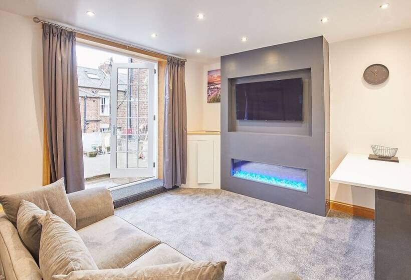 Host & Stay   Knight Retreat