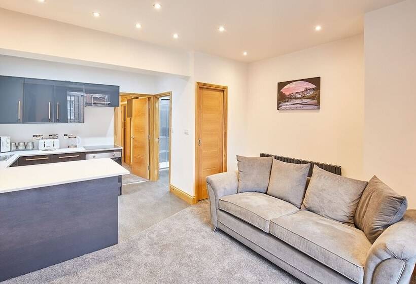 Host & Stay   Knight Retreat