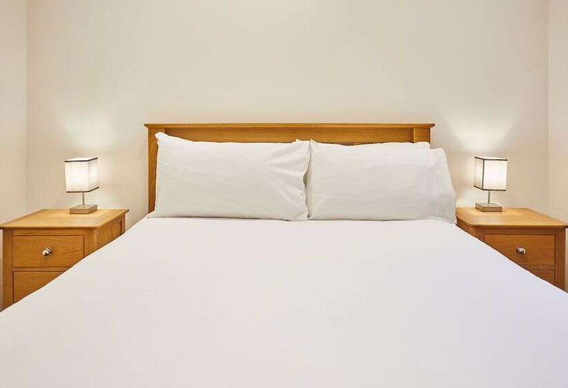 Host & Stay   Knight Retreat