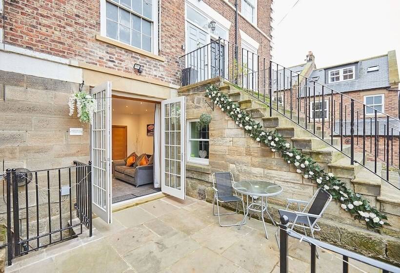 Host & Stay   Knight Retreat