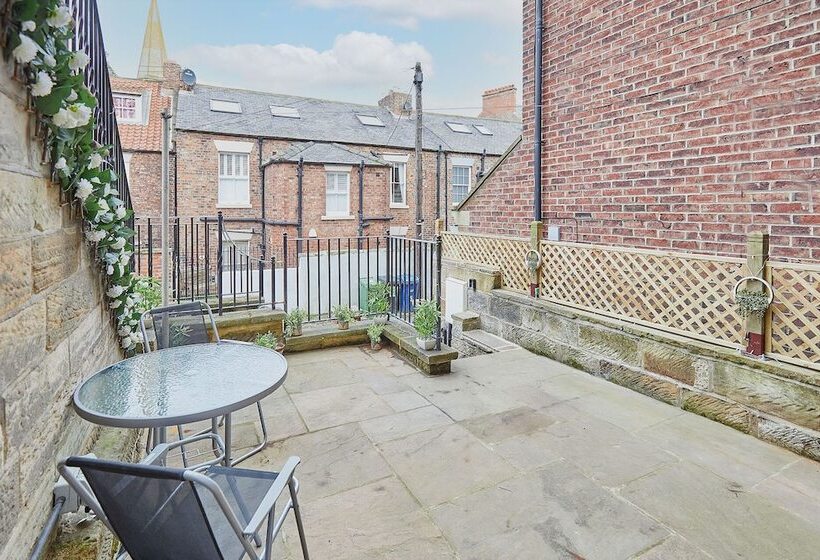 Host & Stay   Knight Retreat