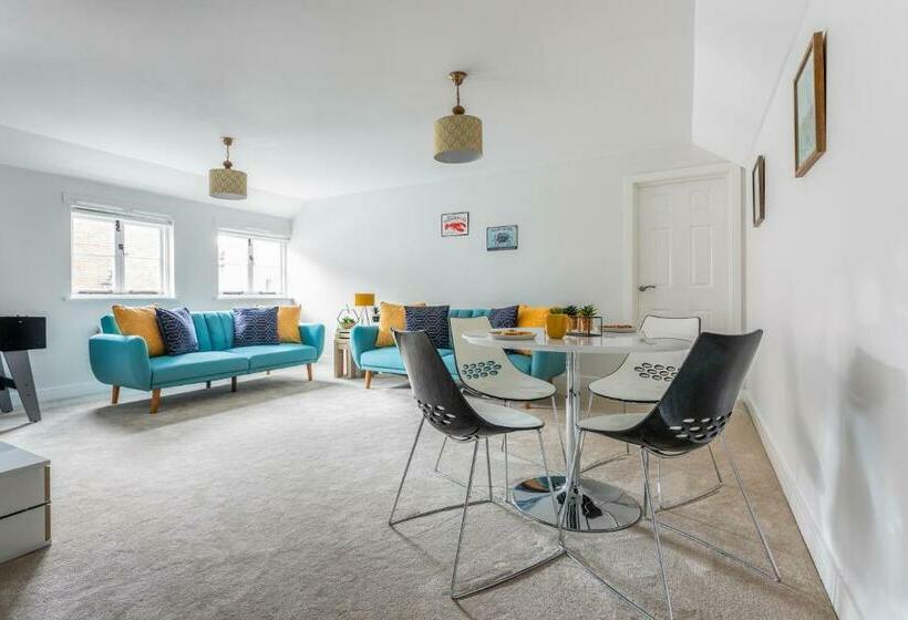 Market Apartment By Creative Stays