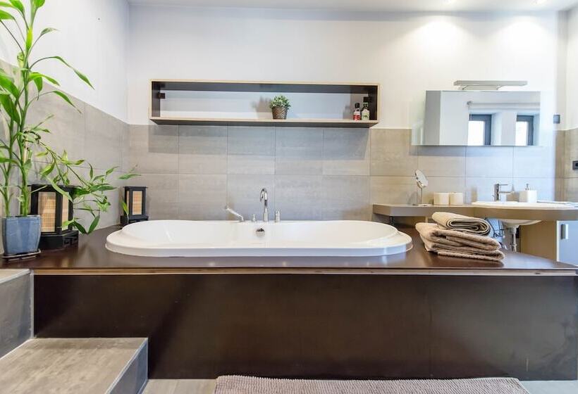 Venus Apartments   Parliament I