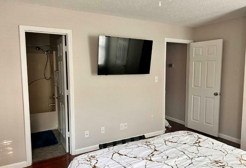 Spacious Corporate Condo   2bd/2ba