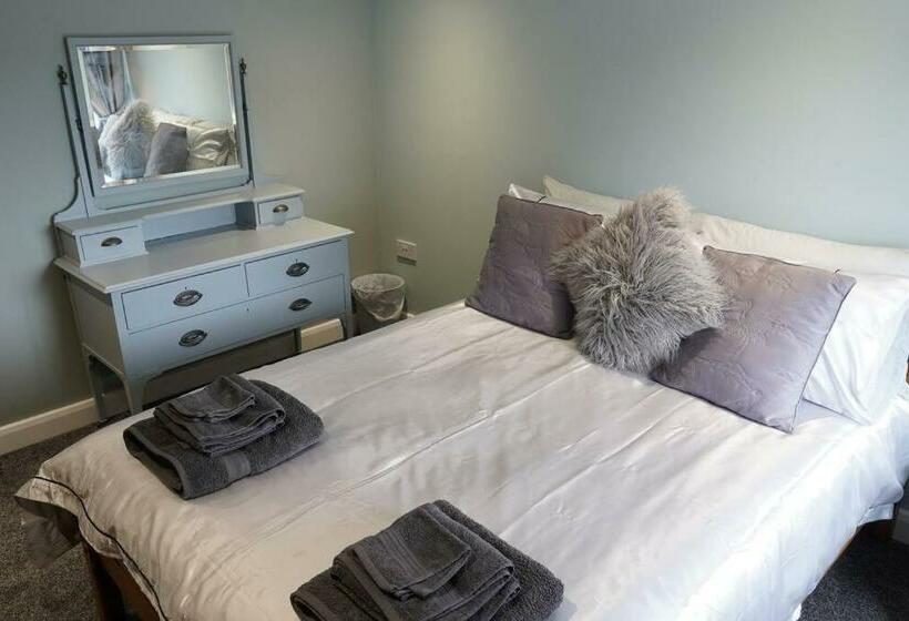 Stunning 2 Bedroom Log Cabin