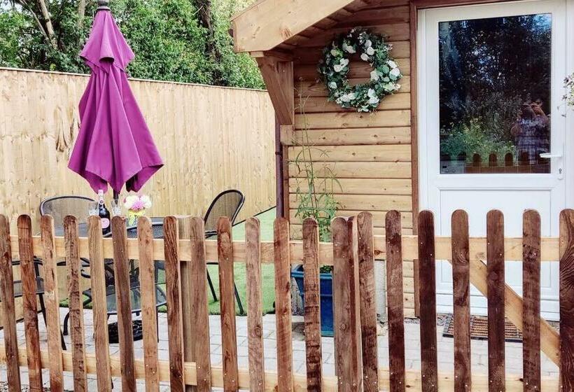 Stunning 2 Bedroom Log Cabin