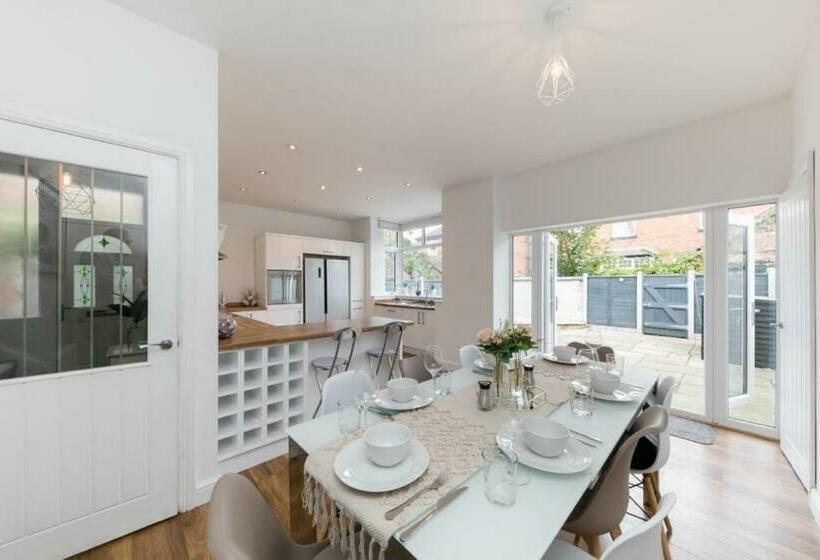 Stunning Luxurious Family Home Near Alton Towers