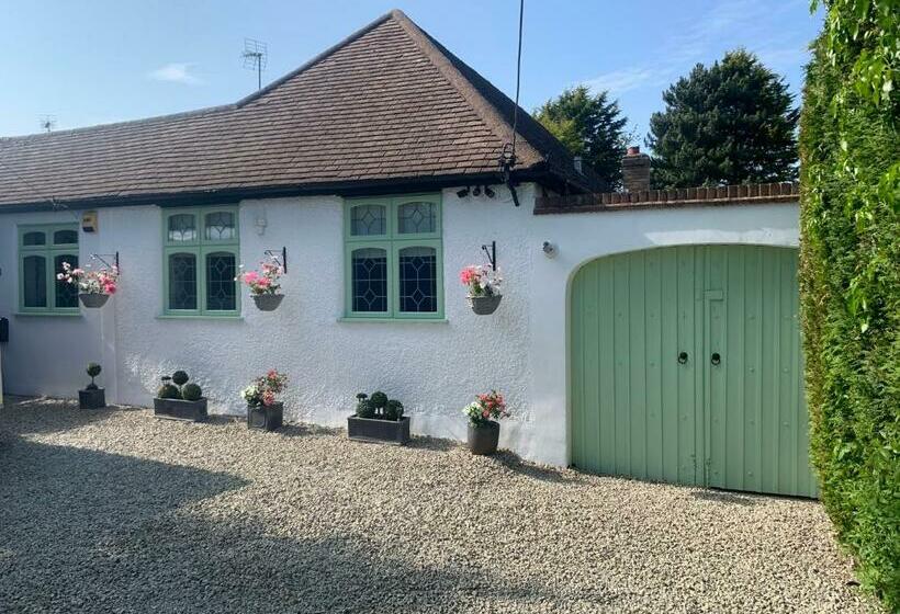 Wychwood A Beautiful Country Style Bungalow