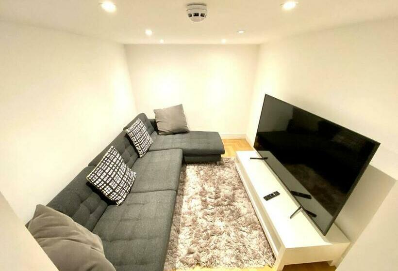 Beautiful Georgian Mansion! By City Sparrow