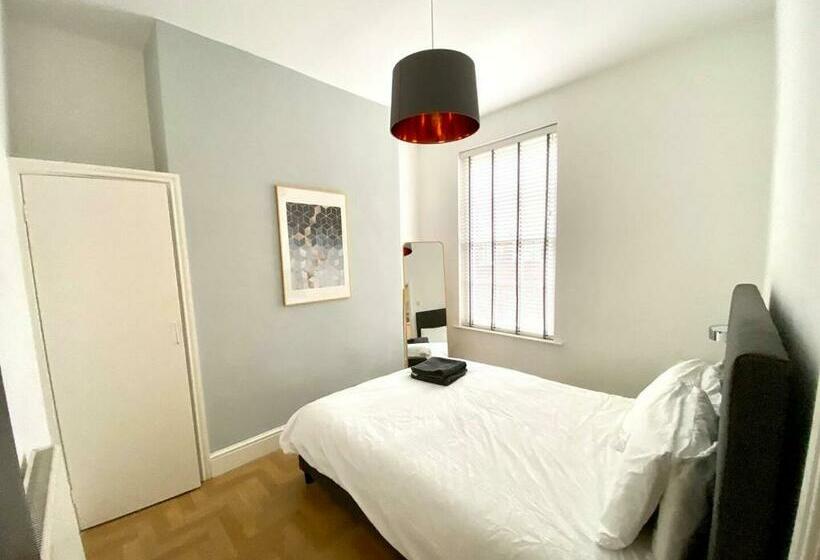 Beautiful Georgian Mansion! By City Sparrow