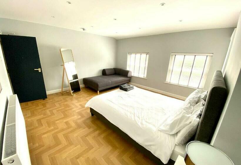 Beautiful Georgian Mansion! By City Sparrow