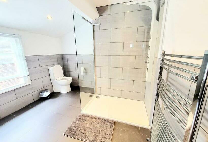 Beautiful Georgian Mansion! By City Sparrow