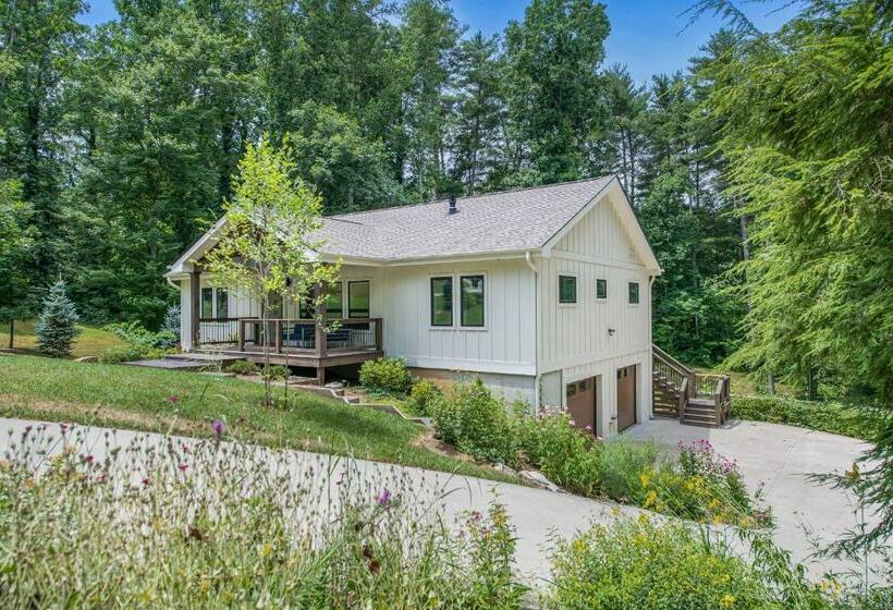 Brand New 10 Min To Downtown And Private Hot Tub And Arcade