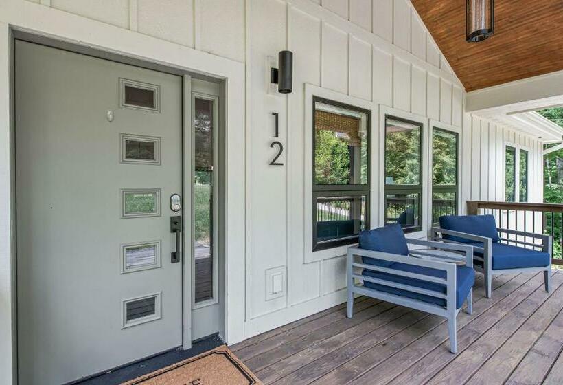 Brand New 10 Min To Downtown And Private Hot Tub And Arcade