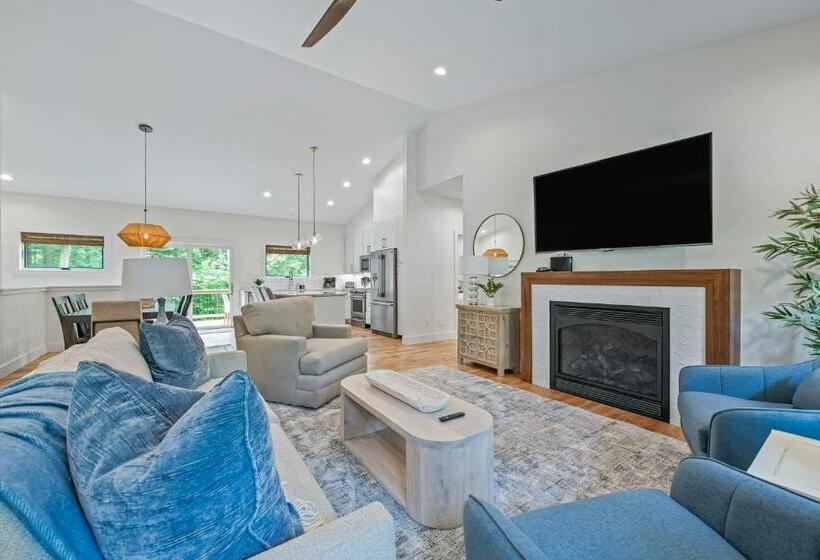 Brand New 10 Min To Downtown And Private Hot Tub And Arcade