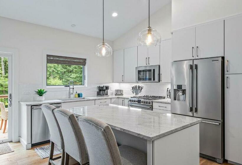 Brand New 10 Min To Downtown And Private Hot Tub And Arcade