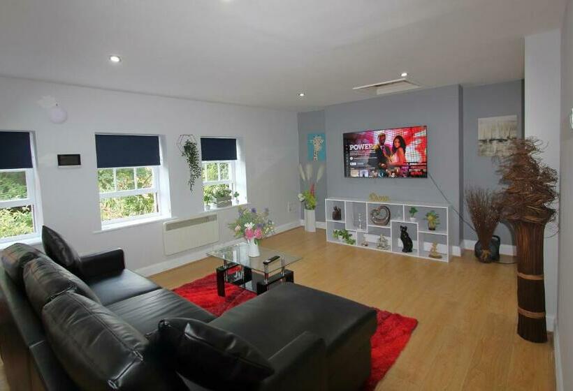 Charming 2 Bed 2 Bath Flat & Parking By Cozynest