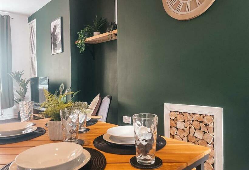 Coronation House By Solace Stays