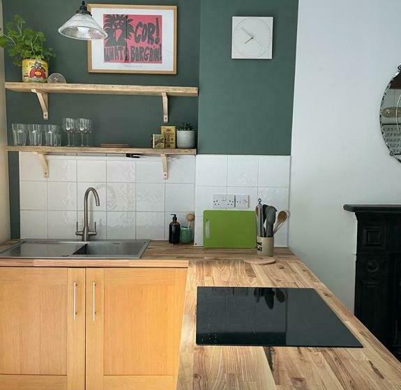 Treetops & Viaducts; Open Plan Two Bed Apartment