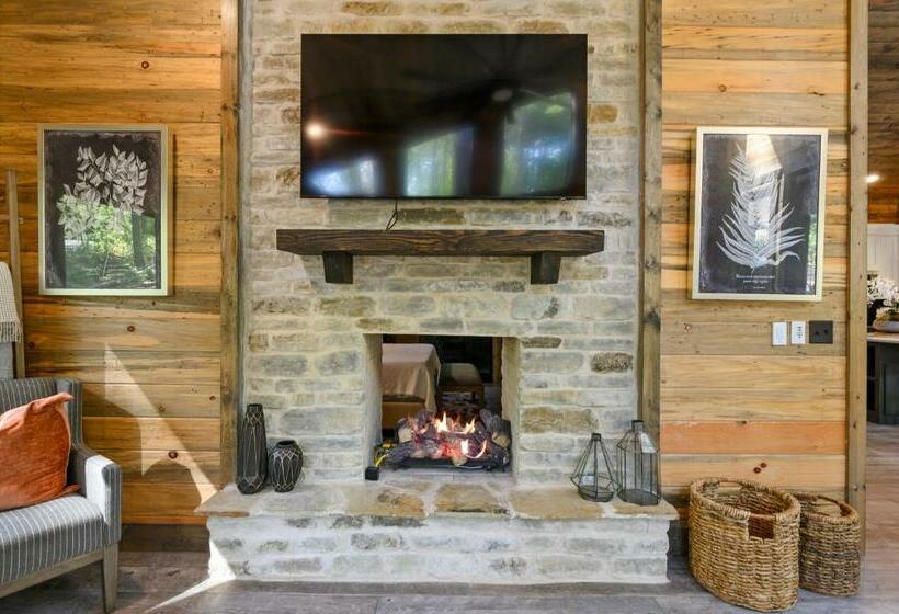 Vacana Top Rated Cuddle Couples Cabin, Hottub, Firepit, Pet Friendly, Secluded