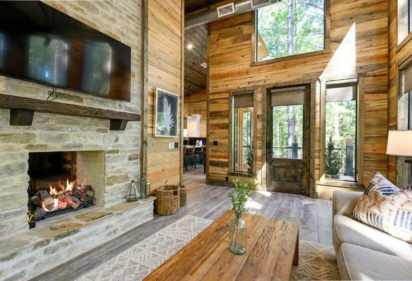 Vacana Top Rated Cuddle Couples Cabin, Hottub, Firepit, Pet Friendly, Secluded