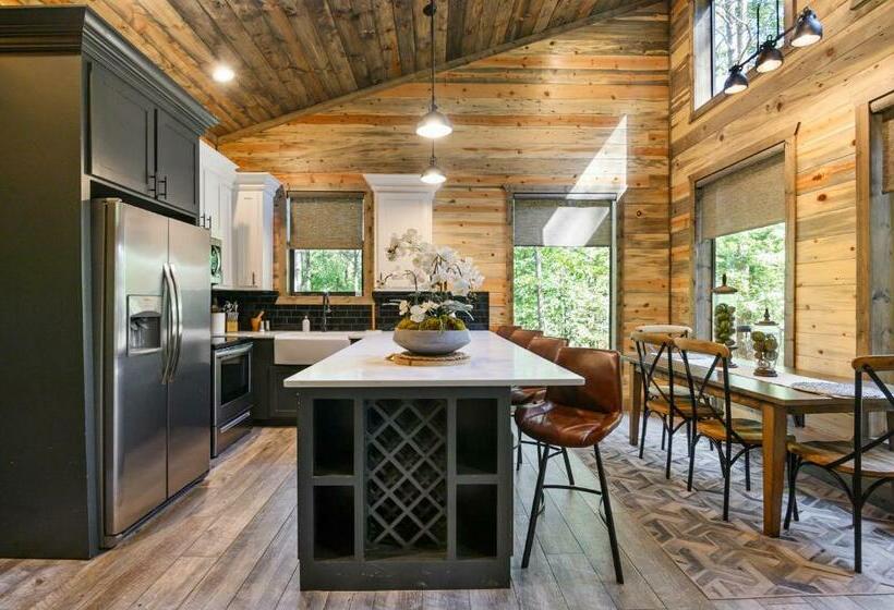 Vacana Top Rated Cuddle Couples Cabin, Hottub, Firepit, Pet Friendly, Secluded