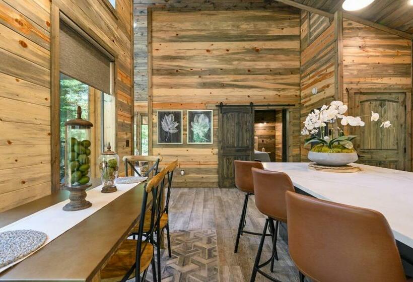 Vacana Top Rated Cuddle Couples Cabin, Hottub, Firepit, Pet Friendly, Secluded