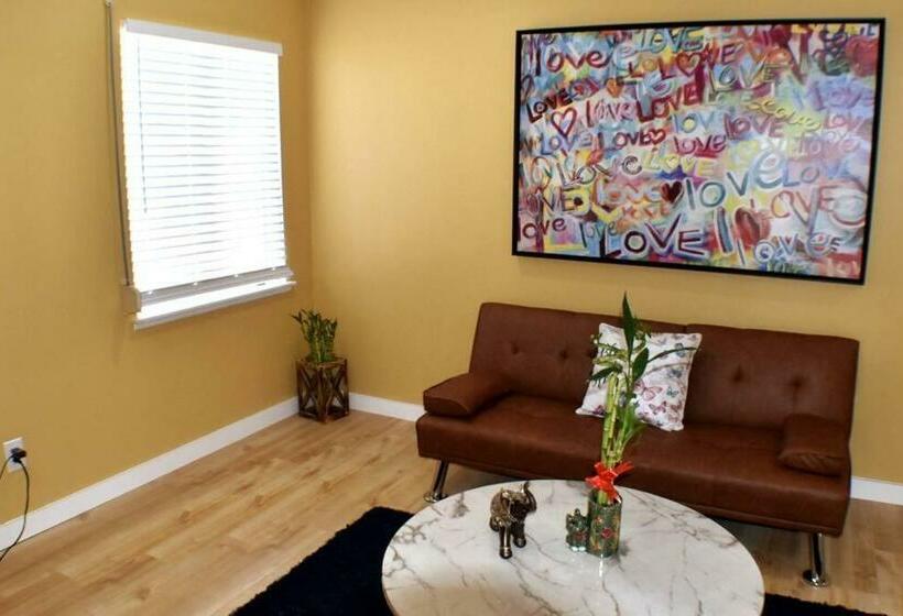 Warm & Welcoming Newly Renovated 3br Home/lg Yard
