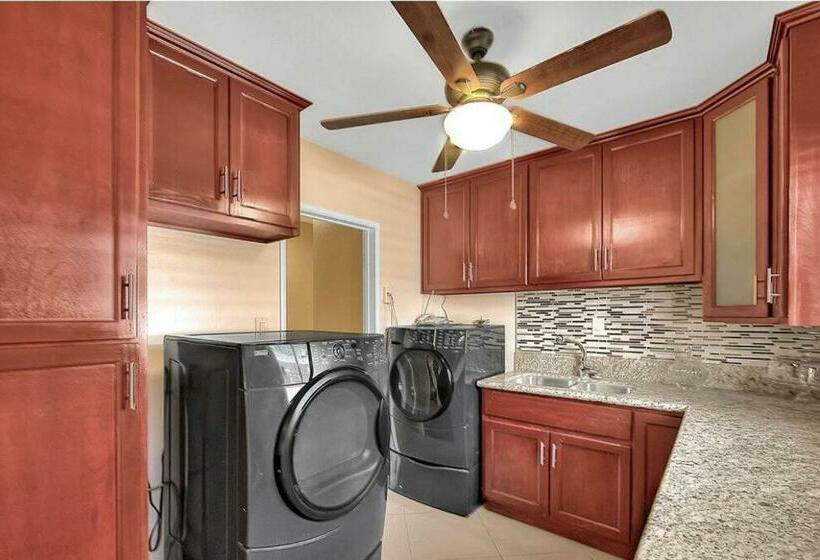 Warm & Welcoming Newly Renovated 3br Home/lg Yard